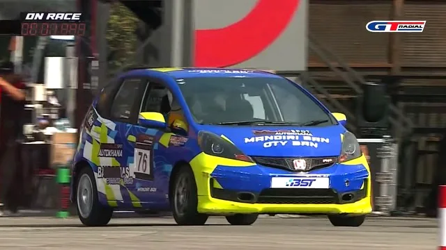 Mobil tim melaju di lintasan slalom