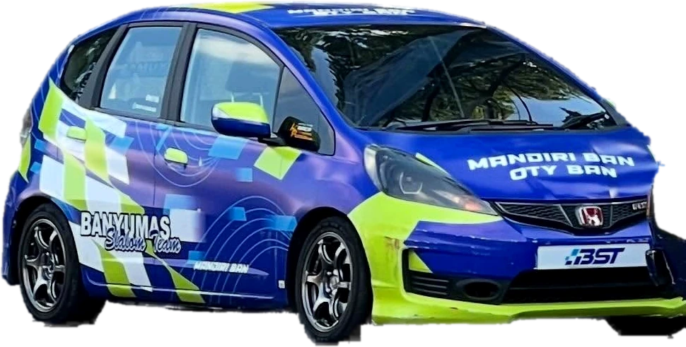 Mobil balap tim tampak samping dengan livery biru dan hijau stabilo bertuliskan Banyumas Slalom Team
