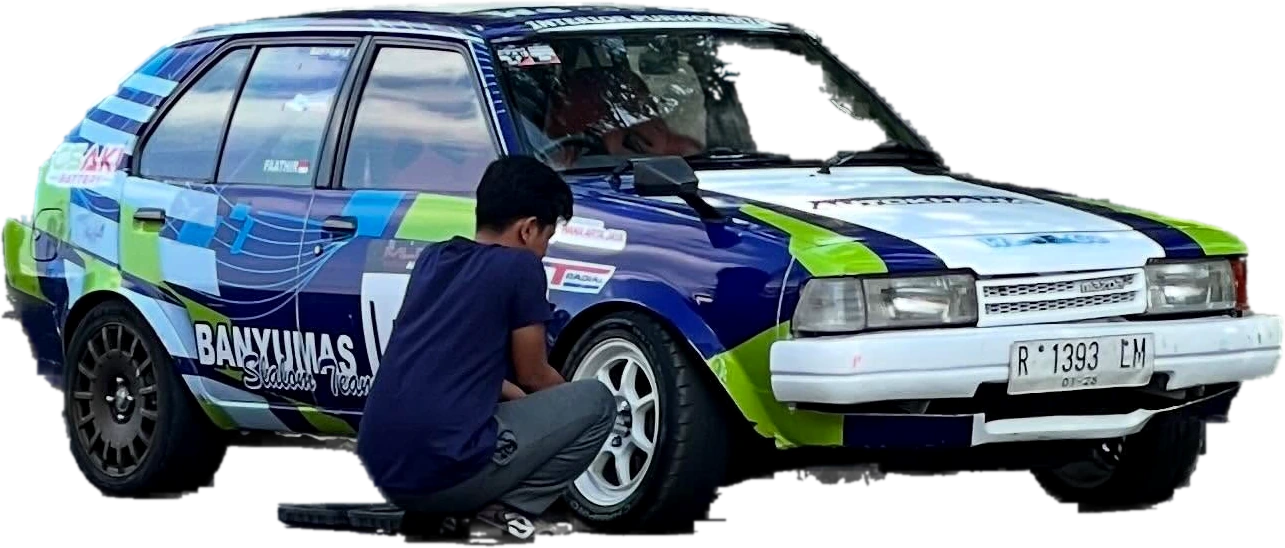 Hatchback klasik tim dengan livery biru putih dan hijau stabilo saat persiapan ban