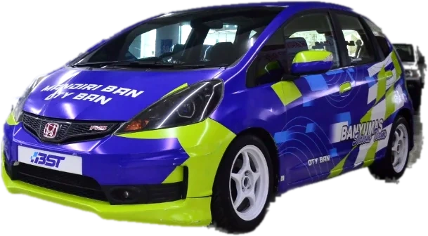 Hatchback tim tampak tiga per empat depan dengan livery biru dan hijau stabilo