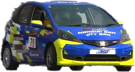 Mobil tim melaju melibas lintasan slalom