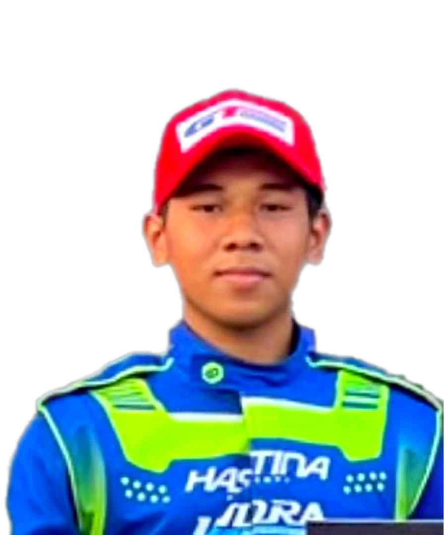 Achmad Faathir Rizkylail mengenakan wearpack biru hijau stabilo sambil memegang trofi juara 1 kelas B2