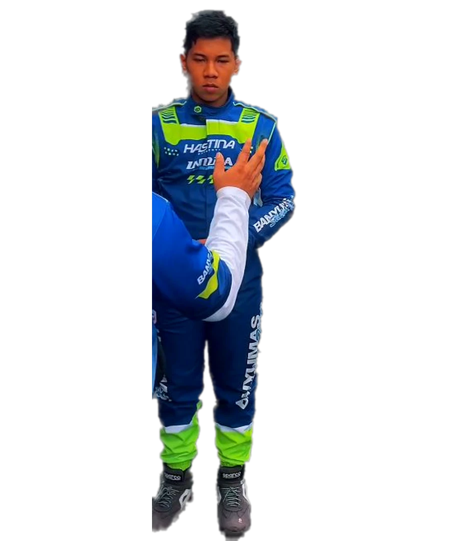 Pembalap Banyumas Slalom Team berdiri lengkap dengan wearpack tim di area paddock