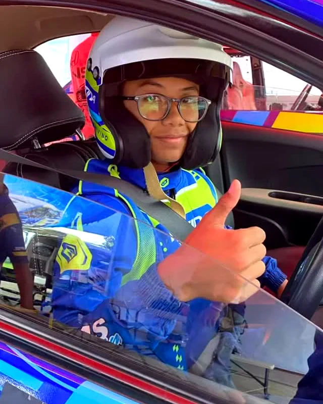 Pembalap tim lengkap dengan helm di dalam mobil balap
