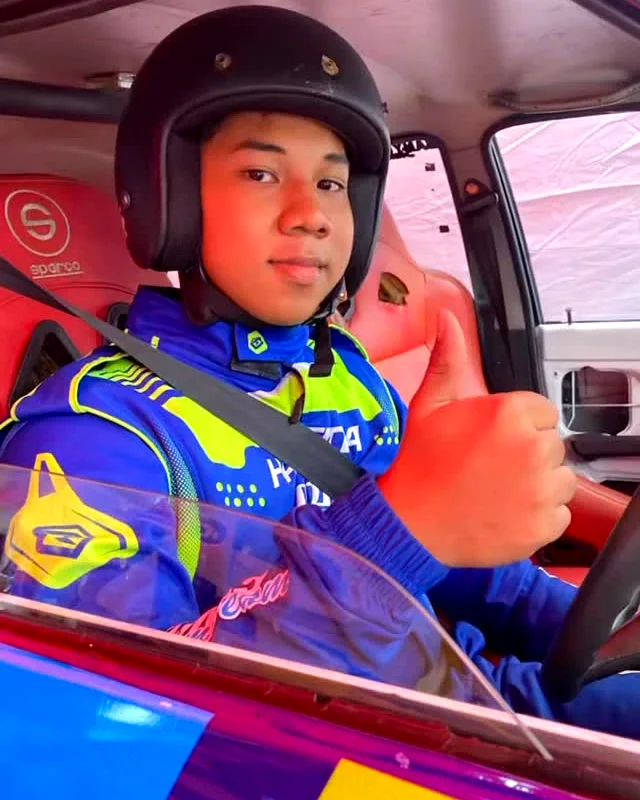 Pembalap tim mengacungkan jempol dari dalam mobil sebelum turun ke lintasan