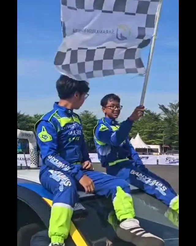 Dua peslalom tim berpose dengan bendera kotak-kotak