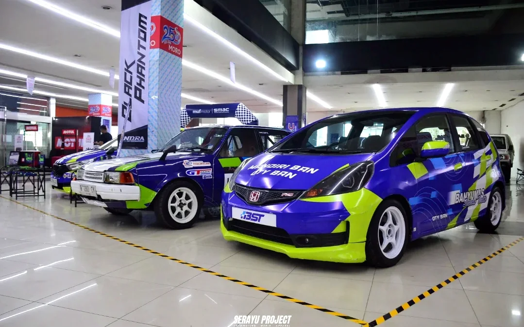 Dua mobil Banyumas Slalom Team dipamerkan berdampingan di ruang pameran