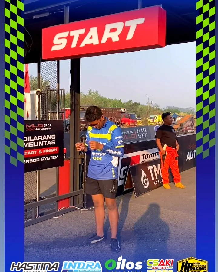 Mobil tim di gerbang start Autokhana