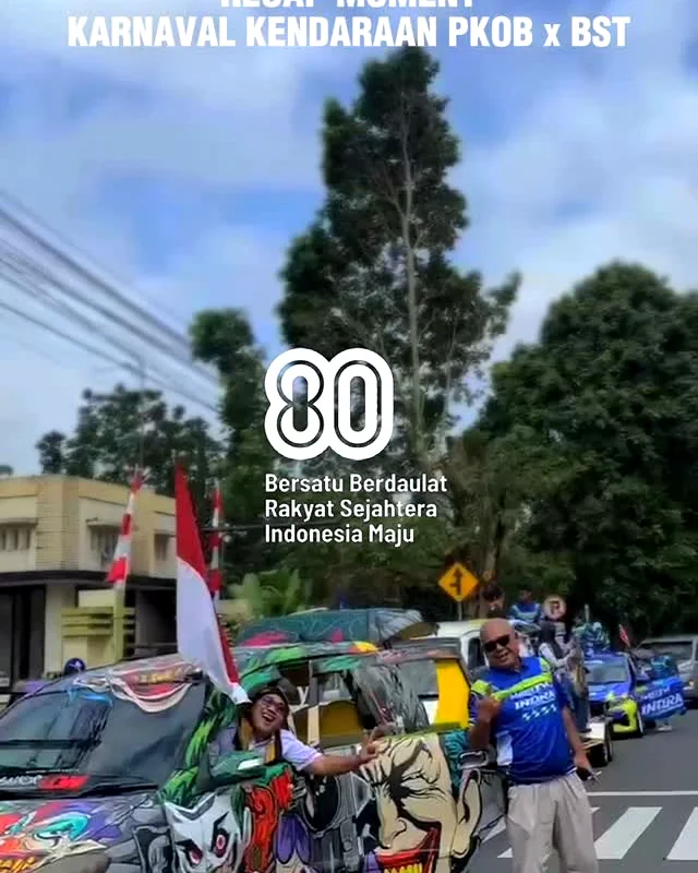 Mobil tim mengikuti karnaval kendaraan di Purwokerto