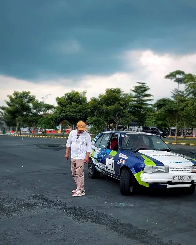 Mobil tim saat sesi latihan di area aspal terbuka