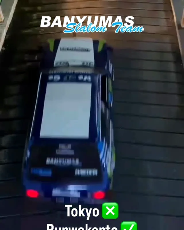 Mobil tim pada malam hari di jalanan Purwokerto