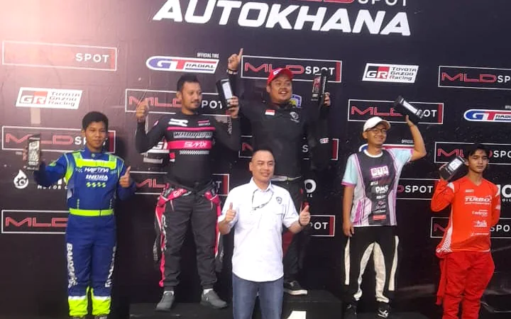 Suasana podium ajang MLDSPOT Autokhana dengan peslalom tim
