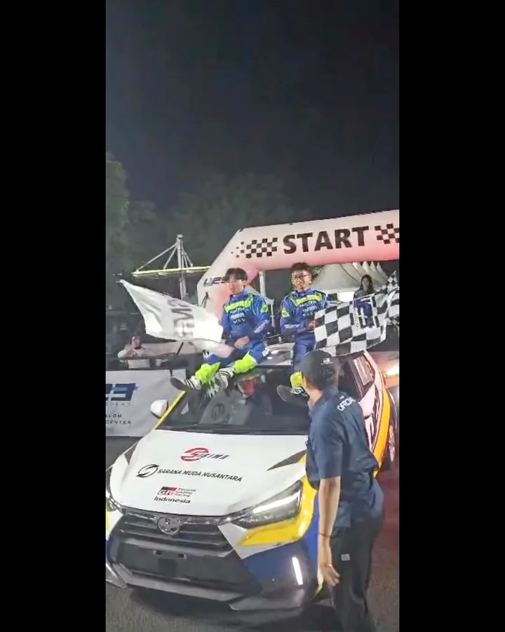 Suasana podium malam hari di ajang slalom