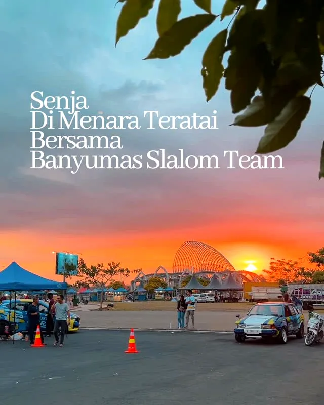 Suasana senja di Menara Teratai bersama mobil tim