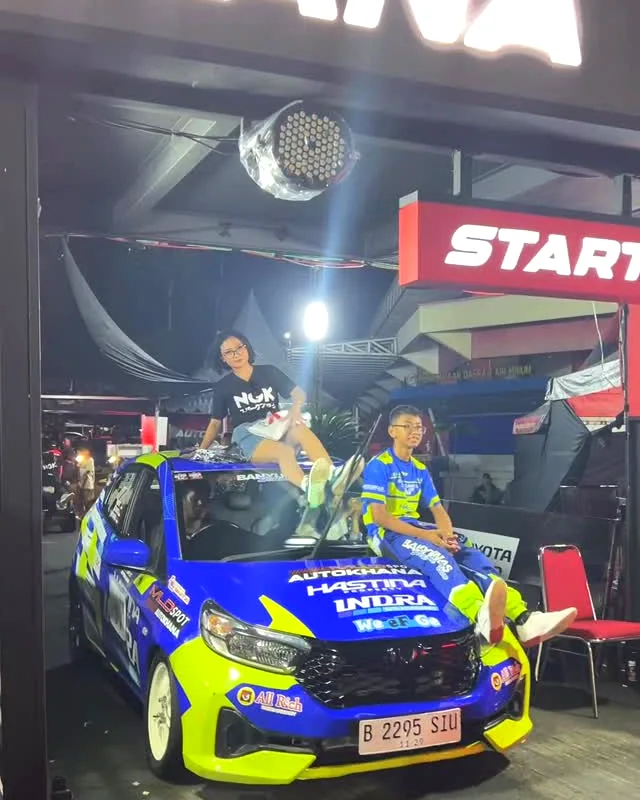 Mobil tim di garis start pada sesi malam